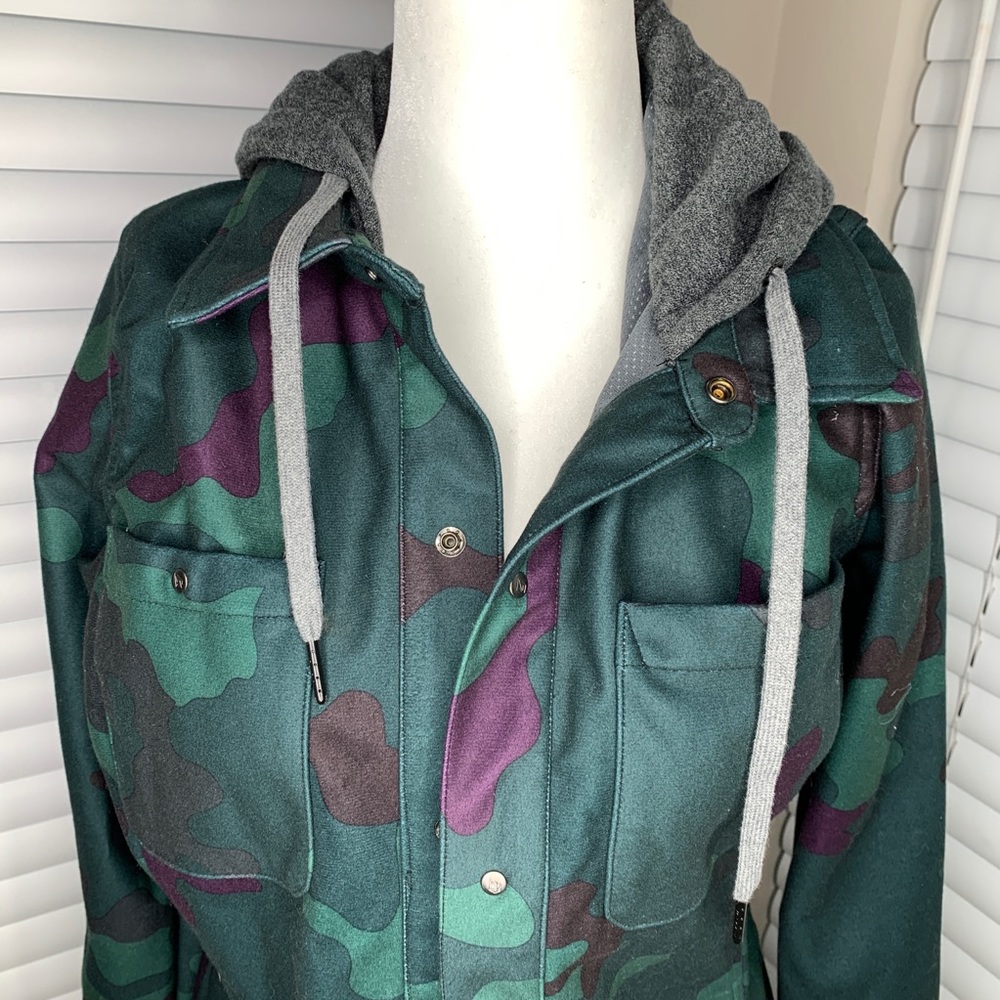 Volcom army print snow jacket with inner hoodie